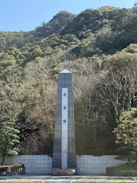 岐阜護國神社の{uncategorized: "未分類", other: "その他", undefined: "問題あり", building: "その他建物", grave: "お墓", sacred_gate: "鳥居", guardian: "狛犬", statue: "像", buddha: "仏像", history: "歴史", nature: "自然", garden: "庭園", animal: "動物", pagoda: "塔", temizu: "手水舎", mountain_gate: "山門・神門", sanctuary: "本殿・本堂", subordinate: "末社・摂社", art: "芸術", scenery: "景色", jizo: "地蔵", ema: "絵馬", goshuin: "御朱印", omikuji: "おみくじ", items: "授与品その他", amulet: "お守り", goshuincho: "御朱印帳", eats: "食事", festival: "お祭り", votive_dance: "神楽", shichigosan: "七五三参", wedding: "結婚式", experience: "体験その他", initially: "初詣", around: "周辺", anti_infection: "感染症対策"}