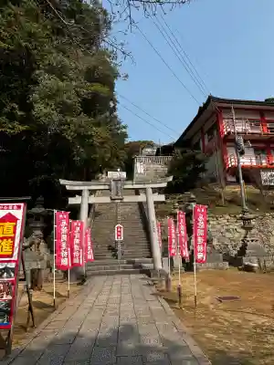 由加山 由加神社本宮の{uncategorized: "未分類", other: "その他", undefined: "問題あり", building: "その他建物", grave: "お墓", sacred_gate: "鳥居", guardian: "狛犬", statue: "像", buddha: "仏像", history: "歴史", nature: "自然", garden: "庭園", animal: "動物", pagoda: "塔", temizu: "手水舎", mountain_gate: "山門・神門", sanctuary: "本殿・本堂", subordinate: "末社・摂社", art: "芸術", scenery: "景色", jizo: "地蔵", ema: "絵馬", goshuin: "御朱印", omikuji: "おみくじ", items: "授与品その他", amulet: "お守り", goshuincho: "御朱印帳", eats: "食事", festival: "お祭り", votive_dance: "神楽", shichigosan: "七五三参", wedding: "結婚式", experience: "体験その他", initially: "初詣", around: "周辺", anti_infection: "感染症対策"}