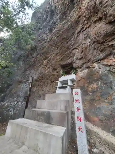 白蛇弁天(弁天島)の{uncategorized: "未分類", other: "その他", undefined: "問題あり", building: "その他建物", grave: "お墓", sacred_gate: "鳥居", guardian: "狛犬", statue: "像", buddha: "仏像", history: "歴史", nature: "自然", garden: "庭園", animal: "動物", pagoda: "塔", temizu: "手水舎", mountain_gate: "山門・神門", sanctuary: "本殿・本堂", subordinate: "末社・摂社", art: "芸術", scenery: "景色", jizo: "地蔵", ema: "絵馬", goshuin: "御朱印", omikuji: "おみくじ", items: "授与品その他", amulet: "お守り", goshuincho: "御朱印帳", eats: "食事", festival: "お祭り", votive_dance: "神楽", shichigosan: "七五三参", wedding: "結婚式", experience: "体験その他", initially: "初詣", around: "周辺", anti_infection: "感染症対策"}