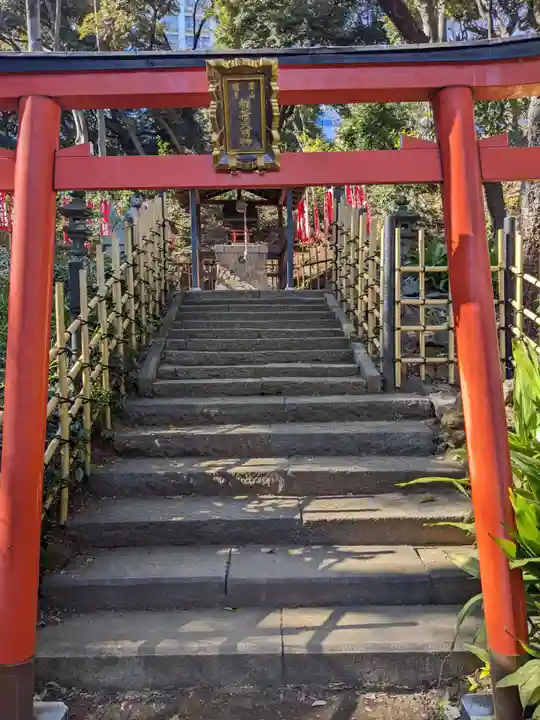 円山随身稲荷大明神の鳥居