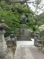 誕生寺の像