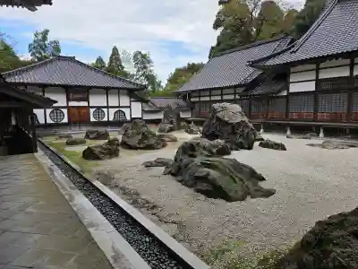 國泰寺の{uncategorized: "未分類", other: "その他", undefined: "問題あり", building: "その他建物", grave: "お墓", sacred_gate: "鳥居", guardian: "狛犬", statue: "像", buddha: "仏像", history: "歴史", nature: "自然", garden: "庭園", animal: "動物", pagoda: "塔", temizu: "手水舎", mountain_gate: "山門・神門", sanctuary: "本殿・本堂", subordinate: "末社・摂社", art: "芸術", scenery: "景色", jizo: "地蔵", ema: "絵馬", goshuin: "御朱印", omikuji: "おみくじ", items: "授与品その他", amulet: "お守り", goshuincho: "御朱印帳", eats: "食事", festival: "お祭り", votive_dance: "神楽", shichigosan: "七五三参", wedding: "結婚式", experience: "体験その他", initially: "初詣", around: "周辺", anti_infection: "感染症対策"}