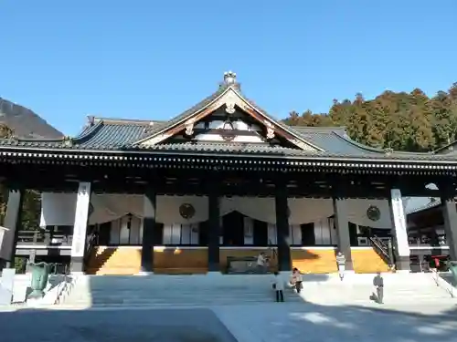 久遠寺の本殿