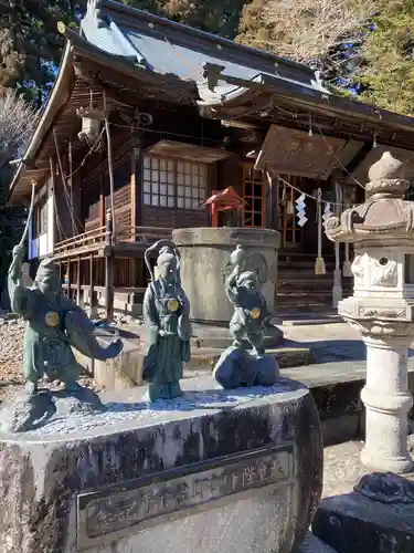 瀧尾神社の像