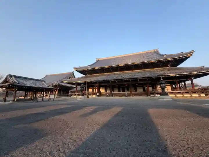 東本願寺(真宗本廟)の{uncategorized: "未分類", other: "その他", undefined: "問題あり", building: "その他建物", grave: "お墓", sacred_gate: "鳥居", guardian: "狛犬", statue: "像", buddha: "仏像", history: "歴史", nature: "自然", garden: "庭園", animal: "動物", pagoda: "塔", temizu: "手水舎", mountain_gate: "山門・神門", sanctuary: "本殿・本堂", subordinate: "末社・摂社", art: "芸術", scenery: "景色", jizo: "地蔵", ema: "絵馬", goshuin: "御朱印", omikuji: "おみくじ", items: "授与品その他", amulet: "お守り", goshuincho: "御朱印帳", eats: "食事", festival: "お祭り", votive_dance: "神楽", shichigosan: "七五三参", wedding: "結婚式", experience: "体験その他", initially: "初詣", around: "周辺", anti_infection: "感染症対策"}