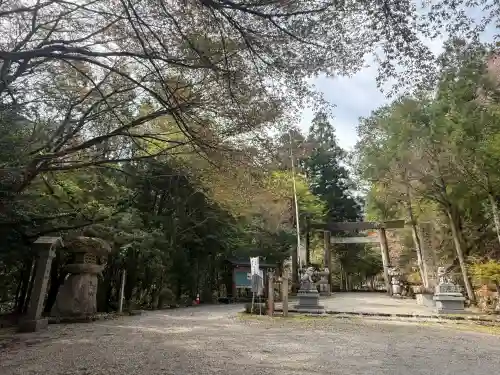  川上山若宮八幡宮の{uncategorized: "未分類", other: "その他", undefined: "問題あり", building: "その他建物", grave: "お墓", sacred_gate: "鳥居", guardian: "狛犬", statue: "像", buddha: "仏像", history: "歴史", nature: "自然", garden: "庭園", animal: "動物", pagoda: "塔", temizu: "手水舎", mountain_gate: "山門・神門", sanctuary: "本殿・本堂", subordinate: "末社・摂社", art: "芸術", scenery: "景色", jizo: "地蔵", ema: "絵馬", goshuin: "御朱印", omikuji: "おみくじ", items: "授与品その他", amulet: "お守り", goshuincho: "御朱印帳", eats: "食事", festival: "お祭り", votive_dance: "神楽", shichigosan: "七五三参", wedding: "結婚式", experience: "体験その他", initially: "初詣", around: "周辺", anti_infection: "感染症対策"}