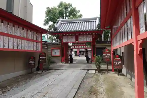愛染堂勝鬘院の山門・神門