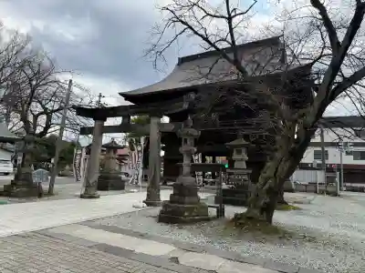 鳥海月山両所宮の{uncategorized: "未分類", other: "その他", undefined: "問題あり", building: "その他建物", grave: "お墓", sacred_gate: "鳥居", guardian: "狛犬", statue: "像", buddha: "仏像", history: "歴史", nature: "自然", garden: "庭園", animal: "動物", pagoda: "塔", temizu: "手水舎", mountain_gate: "山門・神門", sanctuary: "本殿・本堂", subordinate: "末社・摂社", art: "芸術", scenery: "景色", jizo: "地蔵", ema: "絵馬", goshuin: "御朱印", omikuji: "おみくじ", items: "授与品その他", amulet: "お守り", goshuincho: "御朱印帳", eats: "食事", festival: "お祭り", votive_dance: "神楽", shichigosan: "七五三参", wedding: "結婚式", experience: "体験その他", initially: "初詣", around: "周辺", anti_infection: "感染症対策"}