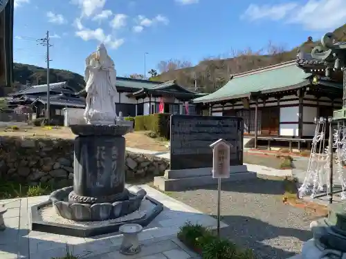 八浄寺の{uncategorized: "未分類", other: "その他", undefined: "問題あり", building: "その他建物", grave: "お墓", sacred_gate: "鳥居", guardian: "狛犬", statue: "像", buddha: "仏像", history: "歴史", nature: "自然", garden: "庭園", animal: "動物", pagoda: "塔", temizu: "手水舎", mountain_gate: "山門・神門", sanctuary: "本殿・本堂", subordinate: "末社・摂社", art: "芸術", scenery: "景色", jizo: "地蔵", ema: "絵馬", goshuin: "御朱印", omikuji: "おみくじ", items: "授与品その他", amulet: "お守り", goshuincho: "御朱印帳", eats: "食事", festival: "お祭り", votive_dance: "神楽", shichigosan: "七五三参", wedding: "結婚式", experience: "体験その他", initially: "初詣", around: "周辺", anti_infection: "感染症対策"}