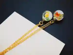 お正月限定蛍石のお守りは
ふわふわのクラッシュフラワーがポイントです❁⃘*.゚
大小一体ずつ限定でバイカラーフローライトを使用したゴムタイプの腕輪守も新たに奉製致しました。
頒布期間令和8年1月1日〜
数量限定です。