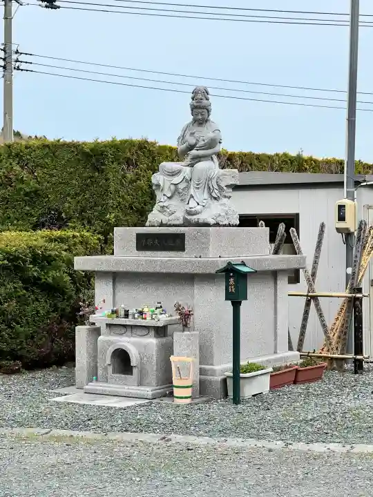 龍本寺の{uncategorized: "未分類", other: "その他", undefined: "問題あり", building: "その他建物", grave: "お墓", sacred_gate: "鳥居", guardian: "狛犬", statue: "像", buddha: "仏像", history: "歴史", nature: "自然", garden: "庭園", animal: "動物", pagoda: "塔", temizu: "手水舎", mountain_gate: "山門・神門", sanctuary: "本殿・本堂", subordinate: "末社・摂社", art: "芸術", scenery: "景色", jizo: "地蔵", ema: "絵馬", goshuin: "御朱印", omikuji: "おみくじ", items: "授与品その他", amulet: "お守り", goshuincho: "御朱印帳", eats: "食事", festival: "お祭り", votive_dance: "神楽", shichigosan: "七五三参", wedding: "結婚式", experience: "体験その他", initially: "初詣", around: "周辺", anti_infection: "感染症対策"}