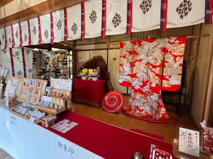 七所神社の{uncategorized: "未分類", other: "その他", undefined: "問題あり", building: "その他建物", grave: "お墓", sacred_gate: "鳥居", guardian: "狛犬", statue: "像", buddha: "仏像", history: "歴史", nature: "自然", garden: "庭園", animal: "動物", pagoda: "塔", temizu: "手水舎", mountain_gate: "山門・神門", sanctuary: "本殿・本堂", subordinate: "末社・摂社", art: "芸術", scenery: "景色", jizo: "地蔵", ema: "絵馬", goshuin: "御朱印", omikuji: "おみくじ", items: "授与品その他", amulet: "お守り", goshuincho: "御朱印帳", eats: "食事", festival: "お祭り", votive_dance: "神楽", shichigosan: "七五三参", wedding: "結婚式", experience: "体験その他", initially: "初詣", around: "周辺", anti_infection: "感染症対策"}