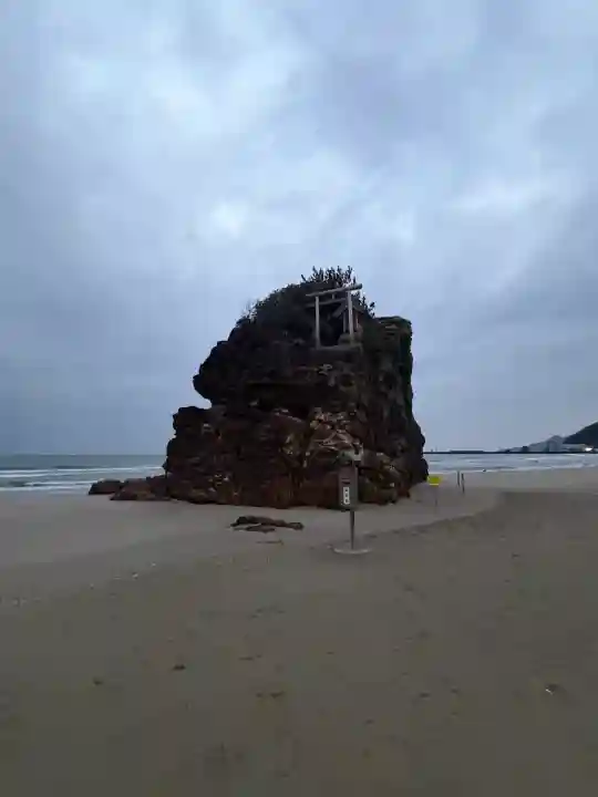 稲佐の浜 弁天島の{uncategorized: "未分類", other: "その他", undefined: "問題あり", building: "その他建物", grave: "お墓", sacred_gate: "鳥居", guardian: "狛犬", statue: "像", buddha: "仏像", history: "歴史", nature: "自然", garden: "庭園", animal: "動物", pagoda: "塔", temizu: "手水舎", mountain_gate: "山門・神門", sanctuary: "本殿・本堂", subordinate: "末社・摂社", art: "芸術", scenery: "景色", jizo: "地蔵", ema: "絵馬", goshuin: "御朱印", omikuji: "おみくじ", items: "授与品その他", amulet: "お守り", goshuincho: "御朱印帳", eats: "食事", festival: "お祭り", votive_dance: "神楽", shichigosan: "七五三参", wedding: "結婚式", experience: "体験その他", initially: "初詣", around: "周辺", anti_infection: "感染症対策"}