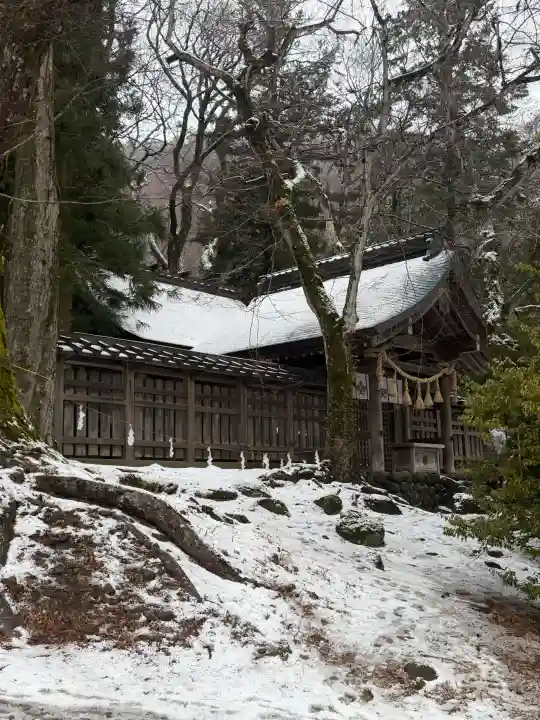 諏訪大社上社前宮の{uncategorized: "未分類", other: "その他", undefined: "問題あり", building: "その他建物", grave: "お墓", sacred_gate: "鳥居", guardian: "狛犬", statue: "像", buddha: "仏像", history: "歴史", nature: "自然", garden: "庭園", animal: "動物", pagoda: "塔", temizu: "手水舎", mountain_gate: "山門・神門", sanctuary: "本殿・本堂", subordinate: "末社・摂社", art: "芸術", scenery: "景色", jizo: "地蔵", ema: "絵馬", goshuin: "御朱印", omikuji: "おみくじ", items: "授与品その他", amulet: "お守り", goshuincho: "御朱印帳", eats: "食事", festival: "お祭り", votive_dance: "神楽", shichigosan: "七五三参", wedding: "結婚式", experience: "体験その他", initially: "初詣", around: "周辺", anti_infection: "感染症対策"}