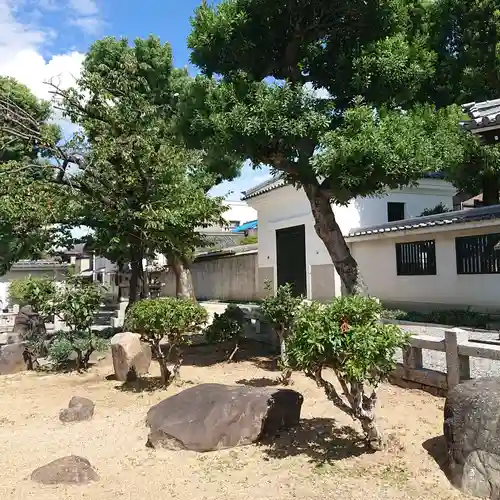 泉井上神社の庭園