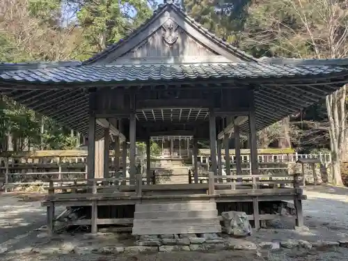 知井八幡神社の{uncategorized: "未分類", other: "その他", undefined: "問題あり", building: "その他建物", grave: "お墓", sacred_gate: "鳥居", guardian: "狛犬", statue: "像", buddha: "仏像", history: "歴史", nature: "自然", garden: "庭園", animal: "動物", pagoda: "塔", temizu: "手水舎", mountain_gate: "山門・神門", sanctuary: "本殿・本堂", subordinate: "末社・摂社", art: "芸術", scenery: "景色", jizo: "地蔵", ema: "絵馬", goshuin: "御朱印", omikuji: "おみくじ", items: "授与品その他", amulet: "お守り", goshuincho: "御朱印帳", eats: "食事", festival: "お祭り", votive_dance: "神楽", shichigosan: "七五三参", wedding: "結婚式", experience: "体験その他", initially: "初詣", around: "周辺", anti_infection: "感染症対策"}