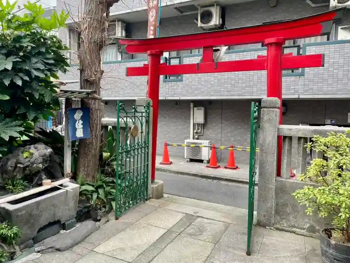 三光稲荷神社の{uncategorized: "未分類", other: "その他", undefined: "問題あり", building: "その他建物", grave: "お墓", sacred_gate: "鳥居", guardian: "狛犬", statue: "像", buddha: "仏像", history: "歴史", nature: "自然", garden: "庭園", animal: "動物", pagoda: "塔", temizu: "手水舎", mountain_gate: "山門・神門", sanctuary: "本殿・本堂", subordinate: "末社・摂社", art: "芸術", scenery: "景色", jizo: "地蔵", ema: "絵馬", goshuin: "御朱印", omikuji: "おみくじ", items: "授与品その他", amulet: "お守り", goshuincho: "御朱印帳", eats: "食事", festival: "お祭り", votive_dance: "神楽", shichigosan: "七五三参", wedding: "結婚式", experience: "体験その他", initially: "初詣", around: "周辺", anti_infection: "感染症対策"}