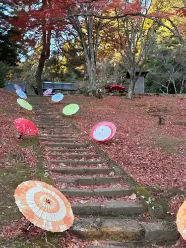 土津神社｜こどもと出世の神さまの{uncategorized: "未分類", other: "その他", undefined: "問題あり", building: "その他建物", grave: "お墓", sacred_gate: "鳥居", guardian: "狛犬", statue: "像", buddha: "仏像", history: "歴史", nature: "自然", garden: "庭園", animal: "動物", pagoda: "塔", temizu: "手水舎", mountain_gate: "山門・神門", sanctuary: "本殿・本堂", subordinate: "末社・摂社", art: "芸術", scenery: "景色", jizo: "地蔵", ema: "絵馬", goshuin: "御朱印", omikuji: "おみくじ", items: "授与品その他", amulet: "お守り", goshuincho: "御朱印帳", eats: "食事", festival: "お祭り", votive_dance: "神楽", shichigosan: "七五三参", wedding: "結婚式", experience: "体験その他", initially: "初詣", around: "周辺", anti_infection: "感染症対策"}
