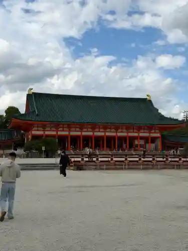 平安神宮の{uncategorized: "未分類", other: "その他", undefined: "問題あり", building: "その他建物", grave: "お墓", sacred_gate: "鳥居", guardian: "狛犬", statue: "像", buddha: "仏像", history: "歴史", nature: "自然", garden: "庭園", animal: "動物", pagoda: "塔", temizu: "手水舎", mountain_gate: "山門・神門", sanctuary: "本殿・本堂", subordinate: "末社・摂社", art: "芸術", scenery: "景色", jizo: "地蔵", ema: "絵馬", goshuin: "御朱印", omikuji: "おみくじ", items: "授与品その他", amulet: "お守り", goshuincho: "御朱印帳", eats: "食事", festival: "お祭り", votive_dance: "神楽", shichigosan: "七五三参", wedding: "結婚式", experience: "体験その他", initially: "初詣", around: "周辺", anti_infection: "感染症対策"}