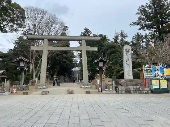 鹿島神宮の{uncategorized: "未分類", other: "その他", undefined: "問題あり", building: "その他建物", grave: "お墓", sacred_gate: "鳥居", guardian: "狛犬", statue: "像", buddha: "仏像", history: "歴史", nature: "自然", garden: "庭園", animal: "動物", pagoda: "塔", temizu: "手水舎", mountain_gate: "山門・神門", sanctuary: "本殿・本堂", subordinate: "末社・摂社", art: "芸術", scenery: "景色", jizo: "地蔵", ema: "絵馬", goshuin: "御朱印", omikuji: "おみくじ", items: "授与品その他", amulet: "お守り", goshuincho: "御朱印帳", eats: "食事", festival: "お祭り", votive_dance: "神楽", shichigosan: "七五三参", wedding: "結婚式", experience: "体験その他", initially: "初詣", around: "周辺", anti_infection: "感染症対策"}