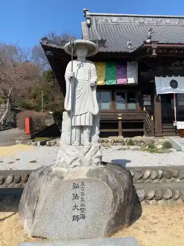 埼玉厄除け開運大師・龍泉寺（切り絵御朱印発祥の寺）の像