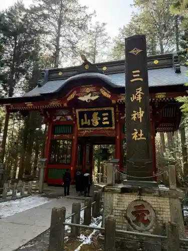 三峯神社の{uncategorized: "未分類", other: "その他", undefined: "問題あり", building: "その他建物", grave: "お墓", sacred_gate: "鳥居", guardian: "狛犬", statue: "像", buddha: "仏像", history: "歴史", nature: "自然", garden: "庭園", animal: "動物", pagoda: "塔", temizu: "手水舎", mountain_gate: "山門・神門", sanctuary: "本殿・本堂", subordinate: "末社・摂社", art: "芸術", scenery: "景色", jizo: "地蔵", ema: "絵馬", goshuin: "御朱印", omikuji: "おみくじ", items: "授与品その他", amulet: "お守り", goshuincho: "御朱印帳", eats: "食事", festival: "お祭り", votive_dance: "神楽", shichigosan: "七五三参", wedding: "結婚式", experience: "体験その他", initially: "初詣", around: "周辺", anti_infection: "感染症対策"}
