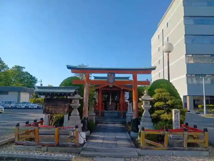 柳津稲荷社の{uncategorized: "未分類", other: "その他", undefined: "問題あり", building: "その他建物", grave: "お墓", sacred_gate: "鳥居", guardian: "狛犬", statue: "像", buddha: "仏像", history: "歴史", nature: "自然", garden: "庭園", animal: "動物", pagoda: "塔", temizu: "手水舎", mountain_gate: "山門・神門", sanctuary: "本殿・本堂", subordinate: "末社・摂社", art: "芸術", scenery: "景色", jizo: "地蔵", ema: "絵馬", goshuin: "御朱印", omikuji: "おみくじ", items: "授与品その他", amulet: "お守り", goshuincho: "御朱印帳", eats: "食事", festival: "お祭り", votive_dance: "神楽", shichigosan: "七五三参", wedding: "結婚式", experience: "体験その他", initially: "初詣", around: "周辺", anti_infection: "感染症対策"}