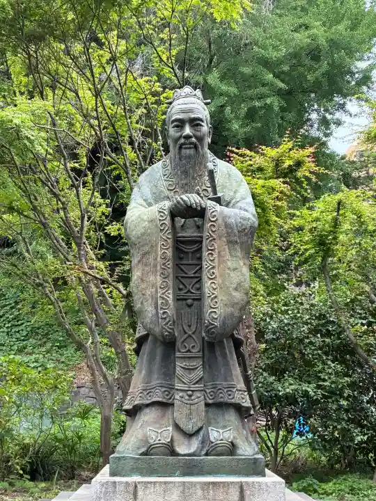 湯島聖堂の{uncategorized: "未分類", other: "その他", undefined: "問題あり", building: "その他建物", grave: "お墓", sacred_gate: "鳥居", guardian: "狛犬", statue: "像", buddha: "仏像", history: "歴史", nature: "自然", garden: "庭園", animal: "動物", pagoda: "塔", temizu: "手水舎", mountain_gate: "山門・神門", sanctuary: "本殿・本堂", subordinate: "末社・摂社", art: "芸術", scenery: "景色", jizo: "地蔵", ema: "絵馬", goshuin: "御朱印", omikuji: "おみくじ", items: "授与品その他", amulet: "お守り", goshuincho: "御朱印帳", eats: "食事", festival: "お祭り", votive_dance: "神楽", shichigosan: "七五三参", wedding: "結婚式", experience: "体験その他", initially: "初詣", around: "周辺", anti_infection: "感染症対策"}