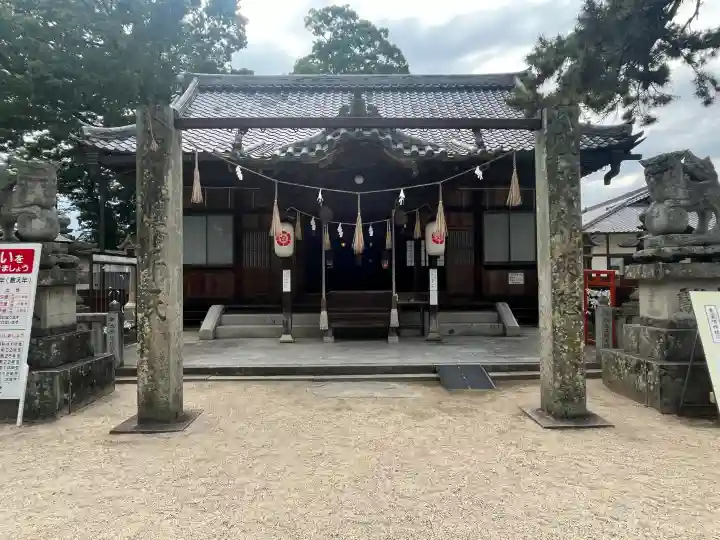素盞嗚神社の{uncategorized: "未分類", other: "その他", undefined: "問題あり", building: "その他建物", grave: "お墓", sacred_gate: "鳥居", guardian: "狛犬", statue: "像", buddha: "仏像", history: "歴史", nature: "自然", garden: "庭園", animal: "動物", pagoda: "塔", temizu: "手水舎", mountain_gate: "山門・神門", sanctuary: "本殿・本堂", subordinate: "末社・摂社", art: "芸術", scenery: "景色", jizo: "地蔵", ema: "絵馬", goshuin: "御朱印", omikuji: "おみくじ", items: "授与品その他", amulet: "お守り", goshuincho: "御朱印帳", eats: "食事", festival: "お祭り", votive_dance: "神楽", shichigosan: "七五三参", wedding: "結婚式", experience: "体験その他", initially: "初詣", around: "周辺", anti_infection: "感染症対策"}