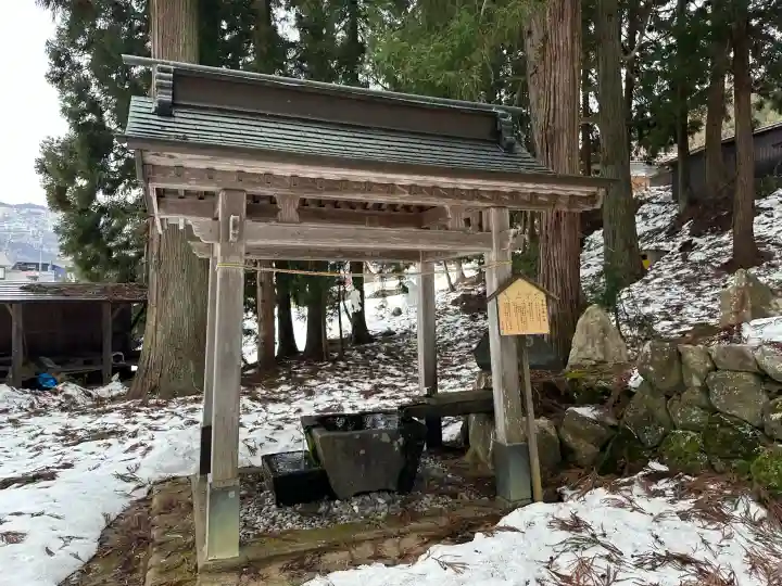 赤瀧神社の{uncategorized: "未分類", other: "その他", undefined: "問題あり", building: "その他建物", grave: "お墓", sacred_gate: "鳥居", guardian: "狛犬", statue: "像", buddha: "仏像", history: "歴史", nature: "自然", garden: "庭園", animal: "動物", pagoda: "塔", temizu: "手水舎", mountain_gate: "山門・神門", sanctuary: "本殿・本堂", subordinate: "末社・摂社", art: "芸術", scenery: "景色", jizo: "地蔵", ema: "絵馬", goshuin: "御朱印", omikuji: "おみくじ", items: "授与品その他", amulet: "お守り", goshuincho: "御朱印帳", eats: "食事", festival: "お祭り", votive_dance: "神楽", shichigosan: "七五三参", wedding: "結婚式", experience: "体験その他", initially: "初詣", around: "周辺", anti_infection: "感染症対策"}