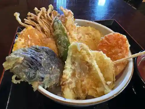 諏訪神社の{uncategorized: "未分類", other: "その他", undefined: "問題あり", building: "その他建物", grave: "お墓", sacred_gate: "鳥居", guardian: "狛犬", statue: "像", buddha: "仏像", history: "歴史", nature: "自然", garden: "庭園", animal: "動物", pagoda: "塔", temizu: "手水舎", mountain_gate: "山門・神門", sanctuary: "本殿・本堂", subordinate: "末社・摂社", art: "芸術", scenery: "景色", jizo: "地蔵", ema: "絵馬", goshuin: "御朱印", omikuji: "おみくじ", items: "授与品その他", amulet: "お守り", goshuincho: "御朱印帳", eats: "食事", festival: "お祭り", votive_dance: "神楽", shichigosan: "七五三参", wedding: "結婚式", experience: "体験その他", initially: "初詣", around: "周辺", anti_infection: "感染症対策"}