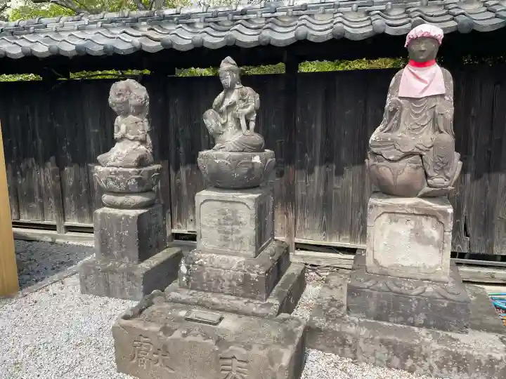 石上寺の{uncategorized: "未分類", other: "その他", undefined: "問題あり", building: "その他建物", grave: "お墓", sacred_gate: "鳥居", guardian: "狛犬", statue: "像", buddha: "仏像", history: "歴史", nature: "自然", garden: "庭園", animal: "動物", pagoda: "塔", temizu: "手水舎", mountain_gate: "山門・神門", sanctuary: "本殿・本堂", subordinate: "末社・摂社", art: "芸術", scenery: "景色", jizo: "地蔵", ema: "絵馬", goshuin: "御朱印", omikuji: "おみくじ", items: "授与品その他", amulet: "お守り", goshuincho: "御朱印帳", eats: "食事", festival: "お祭り", votive_dance: "神楽", shichigosan: "七五三参", wedding: "結婚式", experience: "体験その他", initially: "初詣", around: "周辺", anti_infection: "感染症対策"}