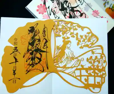 イチョウの葉に繊細な切り絵✨
優美な雰囲気にうっとり✴