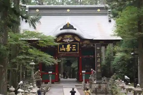 三峯神社の山門・神門
