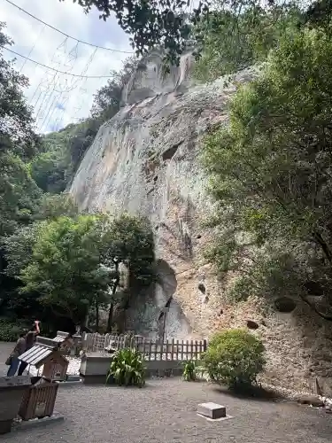 花窟神社の{uncategorized: "未分類", other: "その他", undefined: "問題あり", building: "その他建物", grave: "お墓", sacred_gate: "鳥居", guardian: "狛犬", statue: "像", buddha: "仏像", history: "歴史", nature: "自然", garden: "庭園", animal: "動物", pagoda: "塔", temizu: "手水舎", mountain_gate: "山門・神門", sanctuary: "本殿・本堂", subordinate: "末社・摂社", art: "芸術", scenery: "景色", jizo: "地蔵", ema: "絵馬", goshuin: "御朱印", omikuji: "おみくじ", items: "授与品その他", amulet: "お守り", goshuincho: "御朱印帳", eats: "食事", festival: "お祭り", votive_dance: "神楽", shichigosan: "七五三参", wedding: "結婚式", experience: "体験その他", initially: "初詣", around: "周辺", anti_infection: "感染症対策"}