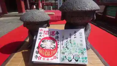 ダルマの御朱印は金色と赤色がありますが、赤の方が人気だそうです。
一見書置きのようですが、その場で貼り付け用の紙に絵を書きます。カラフルな為、多くの絵具を用いる事から、御朱印帳に直接書くと色が滲む事があるので、そうされている様です。
