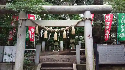 座間神社の鳥居