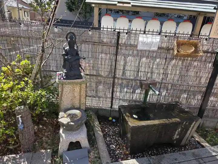 駒込妙義神社の{uncategorized: "未分類", other: "その他", undefined: "問題あり", building: "その他建物", grave: "お墓", sacred_gate: "鳥居", guardian: "狛犬", statue: "像", buddha: "仏像", history: "歴史", nature: "自然", garden: "庭園", animal: "動物", pagoda: "塔", temizu: "手水舎", mountain_gate: "山門・神門", sanctuary: "本殿・本堂", subordinate: "末社・摂社", art: "芸術", scenery: "景色", jizo: "地蔵", ema: "絵馬", goshuin: "御朱印", omikuji: "おみくじ", items: "授与品その他", amulet: "お守り", goshuincho: "御朱印帳", eats: "食事", festival: "お祭り", votive_dance: "神楽", shichigosan: "七五三参", wedding: "結婚式", experience: "体験その他", initially: "初詣", around: "周辺", anti_infection: "感染症対策"}