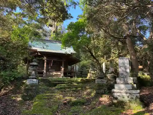熊野神社の{uncategorized: "未分類", other: "その他", undefined: "問題あり", building: "その他建物", grave: "お墓", sacred_gate: "鳥居", guardian: "狛犬", statue: "像", buddha: "仏像", history: "歴史", nature: "自然", garden: "庭園", animal: "動物", pagoda: "塔", temizu: "手水舎", mountain_gate: "山門・神門", sanctuary: "本殿・本堂", subordinate: "末社・摂社", art: "芸術", scenery: "景色", jizo: "地蔵", ema: "絵馬", goshuin: "御朱印", omikuji: "おみくじ", items: "授与品その他", amulet: "お守り", goshuincho: "御朱印帳", eats: "食事", festival: "お祭り", votive_dance: "神楽", shichigosan: "七五三参", wedding: "結婚式", experience: "体験その他", initially: "初詣", around: "周辺", anti_infection: "感染症対策"}