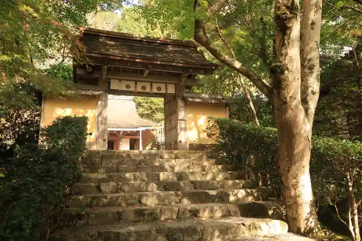寂光院の山門・神門