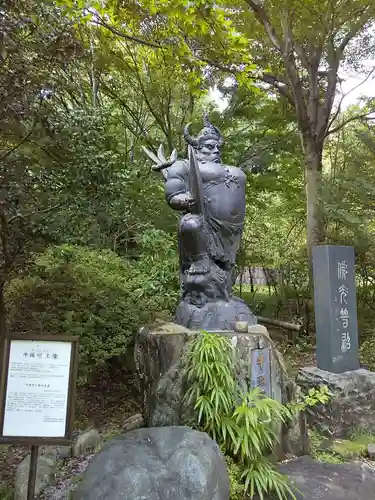 八王寺の像