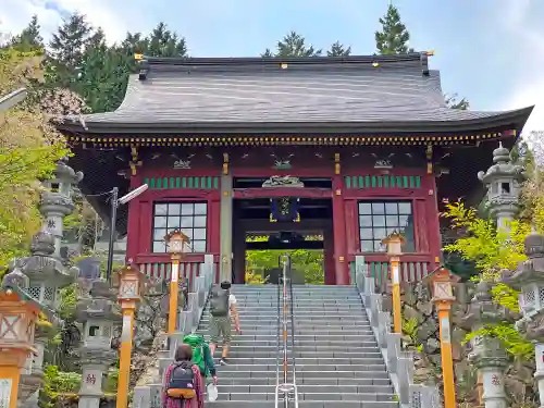 武蔵御嶽神社の山門・神門