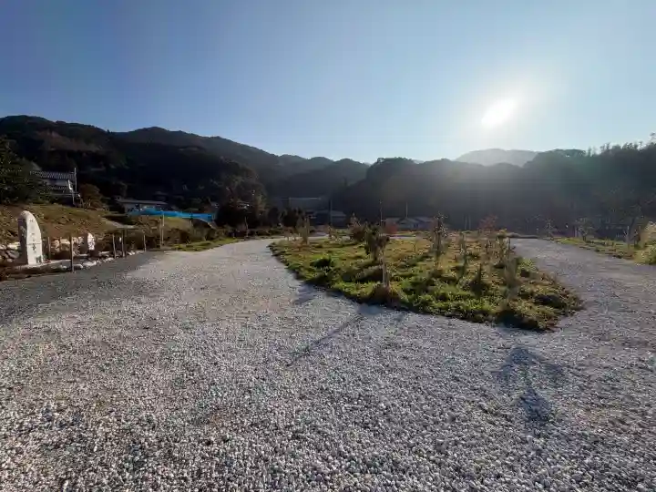 白山神社の{uncategorized: "未分類", other: "その他", undefined: "問題あり", building: "その他建物", grave: "お墓", sacred_gate: "鳥居", guardian: "狛犬", statue: "像", buddha: "仏像", history: "歴史", nature: "自然", garden: "庭園", animal: "動物", pagoda: "塔", temizu: "手水舎", mountain_gate: "山門・神門", sanctuary: "本殿・本堂", subordinate: "末社・摂社", art: "芸術", scenery: "景色", jizo: "地蔵", ema: "絵馬", goshuin: "御朱印", omikuji: "おみくじ", items: "授与品その他", amulet: "お守り", goshuincho: "御朱印帳", eats: "食事", festival: "お祭り", votive_dance: "神楽", shichigosan: "七五三参", wedding: "結婚式", experience: "体験その他", initially: "初詣", around: "周辺", anti_infection: "感染症対策"}