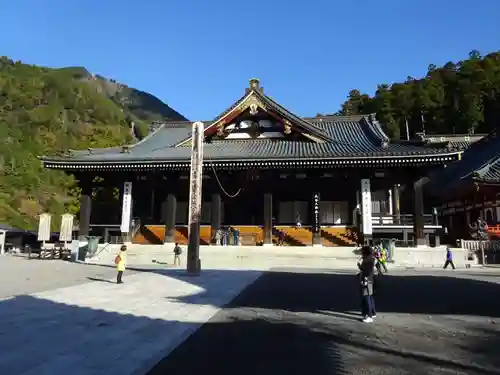 久遠寺の本殿・本堂