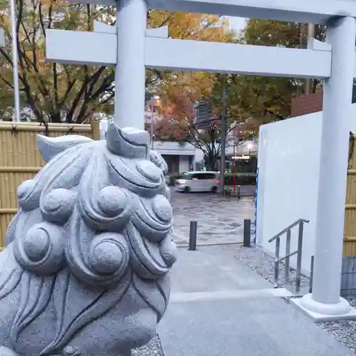 北青山秋葉神社(稲荷神社)の狛犬