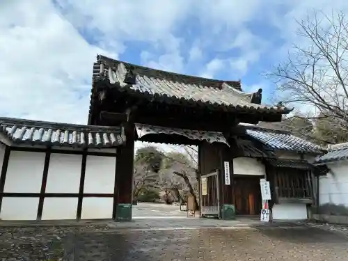 勧修寺の{uncategorized: "未分類", other: "その他", undefined: "問題あり", building: "その他建物", grave: "お墓", sacred_gate: "鳥居", guardian: "狛犬", statue: "像", buddha: "仏像", history: "歴史", nature: "自然", garden: "庭園", animal: "動物", pagoda: "塔", temizu: "手水舎", mountain_gate: "山門・神門", sanctuary: "本殿・本堂", subordinate: "末社・摂社", art: "芸術", scenery: "景色", jizo: "地蔵", ema: "絵馬", goshuin: "御朱印", omikuji: "おみくじ", items: "授与品その他", amulet: "お守り", goshuincho: "御朱印帳", eats: "食事", festival: "お祭り", votive_dance: "神楽", shichigosan: "七五三参", wedding: "結婚式", experience: "体験その他", initially: "初詣", around: "周辺", anti_infection: "感染症対策"}