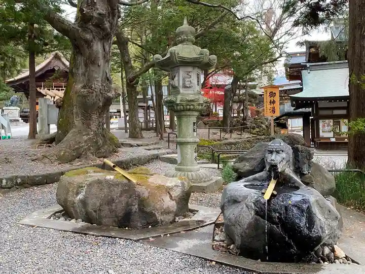 諏訪大社下社秋宮の手水舎