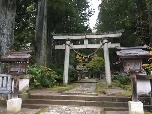 雄山神社中宮祈願殿の鳥居