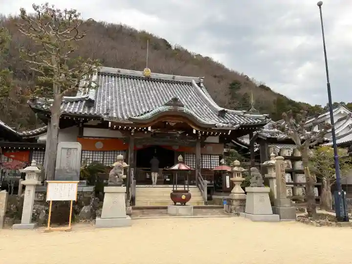 神咒寺の{uncategorized: "未分類", other: "その他", undefined: "問題あり", building: "その他建物", grave: "お墓", sacred_gate: "鳥居", guardian: "狛犬", statue: "像", buddha: "仏像", history: "歴史", nature: "自然", garden: "庭園", animal: "動物", pagoda: "塔", temizu: "手水舎", mountain_gate: "山門・神門", sanctuary: "本殿・本堂", subordinate: "末社・摂社", art: "芸術", scenery: "景色", jizo: "地蔵", ema: "絵馬", goshuin: "御朱印", omikuji: "おみくじ", items: "授与品その他", amulet: "お守り", goshuincho: "御朱印帳", eats: "食事", festival: "お祭り", votive_dance: "神楽", shichigosan: "七五三参", wedding: "結婚式", experience: "体験その他", initially: "初詣", around: "周辺", anti_infection: "感染症対策"}