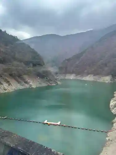 三峯神社の{uncategorized: "未分類", other: "その他", undefined: "問題あり", building: "その他建物", grave: "お墓", sacred_gate: "鳥居", guardian: "狛犬", statue: "像", buddha: "仏像", history: "歴史", nature: "自然", garden: "庭園", animal: "動物", pagoda: "塔", temizu: "手水舎", mountain_gate: "山門・神門", sanctuary: "本殿・本堂", subordinate: "末社・摂社", art: "芸術", scenery: "景色", jizo: "地蔵", ema: "絵馬", goshuin: "御朱印", omikuji: "おみくじ", items: "授与品その他", amulet: "お守り", goshuincho: "御朱印帳", eats: "食事", festival: "お祭り", votive_dance: "神楽", shichigosan: "七五三参", wedding: "結婚式", experience: "体験その他", initially: "初詣", around: "周辺", anti_infection: "感染症対策"}